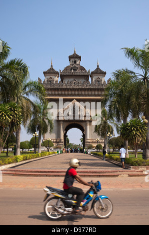Vertikale Blick auf das Siegestor oder Patuxai in zentralen Vientiane an einem sonnigen Tag. Stockfoto