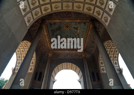 Horizontale Ansicht der verzierten Decke im Inneren des Siegestor oder Patuxai in zentralen Vientiane. Stockfoto