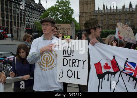 Westminster, London, UK. 13. Juni 2013. Parliament Square, London. Eine kleine, aber leidenschaftliche Gruppen von Demonstranten warten auf die Ankunft der kanadische Premierminister Stephen Harper. Harper befasst sich beide Häuser des Parlaments. Er betreibt Lobbyarbeit gegen eine EU-Klima-Gesetzgebung halten Ölsande aus Europa aufgrund der Auswirkungen auf das Klima haben wird. Die Anti-Sande-Lobby hat die Unterstützung von 25 Trans-Atlantic-Gruppen, darunter Greenpeace und Rat der Kanadier. Bildnachweis: Allsorts Stock Foto/Alamy Live-Nachrichten Stockfoto