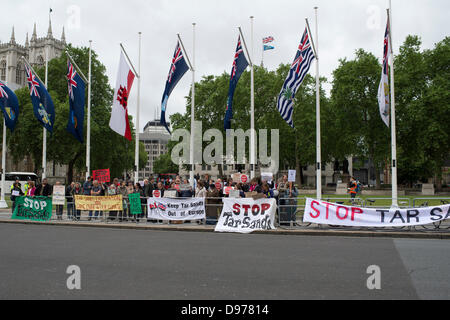 Westminster, London, UK. 13. Juni 2013. Parliament Square, London. Eine kleine, aber leidenschaftliche Gruppen von Demonstranten warten auf die Ankunft der kanadische Premierminister Stephen Harper. Harper befasst sich beide Häuser des Parlaments. Er betreibt Lobbyarbeit gegen eine EU-Klima-Gesetzgebung halten Ölsande aus Europa aufgrund der Auswirkungen auf das Klima haben wird. Die Anti-Sande-Lobby hat die Unterstützung von 25 Trans-Atlantic-Gruppen, darunter Greenpeace und Rat der Kanadier. Bildnachweis: Allsorts Stock Foto/Alamy Live-Nachrichten Stockfoto