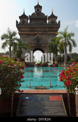 Vertikale Ansicht des prominenten Siegestor oder Patuxai in zentralen Vientiane an einem sonnigen Tag. Stockfoto