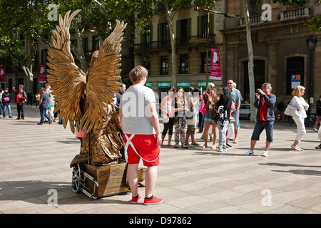 Touristen posieren für Fotos mit lebendigen Statue Straßenkünstler auf la Rambla Barcelona Katalonien Spanien Stockfoto