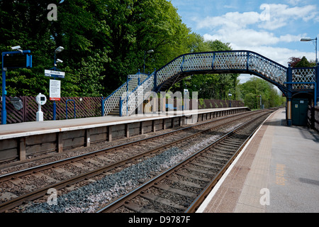 Fußgängerbrücke verbindet Bahnsteige über Bahngleise Arnside Railway Station Cumbria England Vereinigtes Königreich GB Großbritannien Stockfoto
