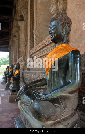 Vertikale Nahaufnahme von Buddha-Statuen schmücken die Veranda am Wat Ho Phra Keo oder der Tempel des Smaragd-Buddha in Vientiane. Stockfoto