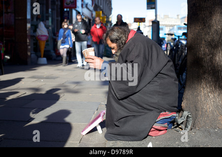 Ein Obdachloser Mann betteln um Geld auf den Straßen von Dublin, Irland Stockfoto