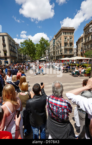 Touristen mit Acrobat Straßenkünstler Gruppe auf la Rambla Barcelona Katalonien Spanien Stockfoto