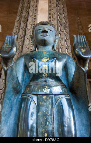 Vertikale Nahaufnahme von einer riesigen Buddha-Statue am Eingang des Wat Ho Phra Keo oder der Tempel des Smaragd-Buddha in Vientiane. Stockfoto