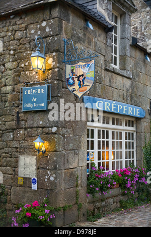 Pfannkuchen-Restaurant-Fassade. Locronan (Lokorn auf Bretonisch), Finistère Abteilung. Bretagne. Nordwesten Frankreichs. Stockfoto