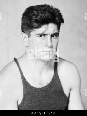 Vintage-Foto des argentinischen Boxers Luis Angel Firpo (1894 – 1960). Firpo, bekannt als „The Wild Bull of the Pampas“, forderte den berühmten Champion Jack Dempsey 1923 in einem dramatischen Slugfest für den Schwergewichtswelttitel heraus, bei dem er Dempsey in der ersten Runde aus dem Ring klopfte/stieß, bevor er in der zweiten Runde von Dempsey geschlagen wurde. Stockfoto