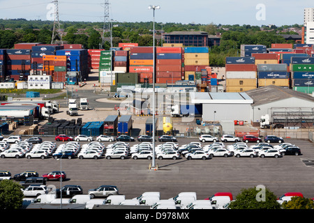 See-Container stapeln sich in den Hafen von Southampton Stockfoto