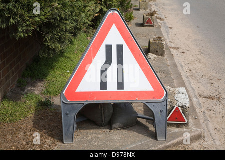 Roten dreieckigen Schild Warnung Straße Verengung, UK Stockfoto