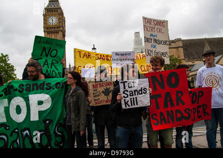 London, UK. 13. Juni 2013. Anti-Sande Demonstranten zeigen außerhalb des House Of Commons als Kanadier / PM Stephen Harper eine Adresse liefert. Bildnachweis: Paul Davey/Alamy Live-Nachrichten Stockfoto