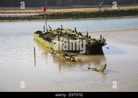 Aufgegeben von versunkenen alten Holzboot auf Sandbank in der River Deben bei Melton, Suffolk, England Stockfoto