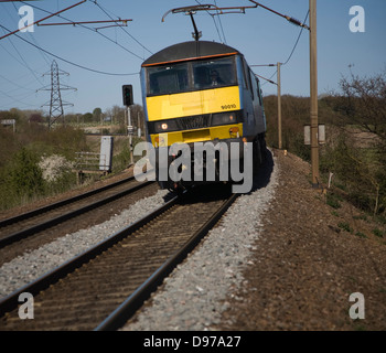 Größere Anglia Kategorie 90 e-Lok Zug auf der Norwich an London, England, UK Stockfoto