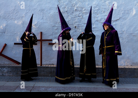 Ostern im Campo de Calatrava. Nazarener warten zu Beginn der Prozession des Karfreitags. Stockfoto