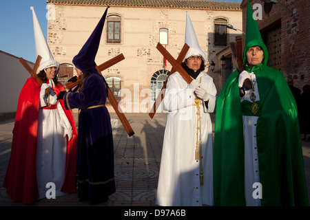 Ostern im Campo de Calatrava. Nazarener warten zu Beginn der Prozession des Karfreitags. Stockfoto