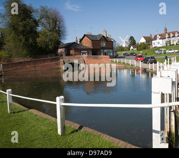 Teich und historischen Gebäuden in der attraktiven touristischen Honeypot Dorf Finchingfield, Essex, England Stockfoto