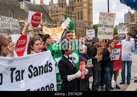 London, UK. 13. Juni 2013. Aktivisten gegen das Öl aus Tar Sands Industrie protestieren in Westminster als Kanadier / PM Stephen Harper Parlament befasst. Bildnachweis: Paul Davey/Alamy Live-Nachrichten Stockfoto