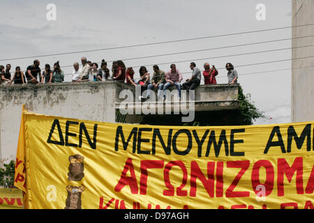 Athen, Griechenland. 13. Juni 2013. Menschen protestieren außerhalb der besetzten griechischen öffentlichen ERT TV und Radio-Zentrale in Athen nach einem Schock-Beschluss der Regierung, den staatlichen Rundfunk Betrieb mit sofortiger Wirkung beenden. Griechenlands ERT Fernseh- und Radiostationen wurden abrupt die Luft am 11. Juni und 2.700 Mitarbeiter suspendiert, nachdem die konservativ geführten Regierung den Sender gebrandmarkt abgenommen eine "Oase der öffentlichen Verschwendung" Credit: Credit: Aristidis Vafeiadakis/ZUMAPRESS.com/Alamy Live News Stockfoto