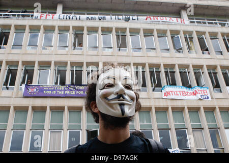 Athen, Griechenland. 13. Juni 2013. Menschen protestieren außerhalb der besetzten griechischen öffentlichen ERT TV und Radio-Zentrale in Athen nach einem Schock-Beschluss der Regierung, den staatlichen Rundfunk Betrieb mit sofortiger Wirkung beenden. Griechenlands ERT Fernseh- und Radiostationen wurden abrupt die Luft am 11. Juni und 2.700 Mitarbeiter suspendiert, nachdem die konservativ geführten Regierung den Sender gebrandmarkt abgenommen eine "Oase der öffentlichen Verschwendung" Credit: Credit: Aristidis Vafeiadakis/ZUMAPRESS.com/Alamy Live News Stockfoto