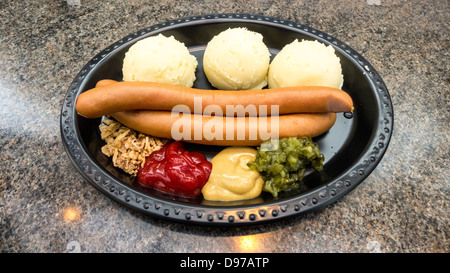 Zwei Hot-Dogs mit gestampften Kartoffeln, Senf, Ketchup und andere relish Stockfoto