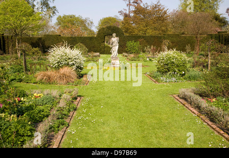 Helmingham Hall, Suffolk; Englischen Garten formale klassische Tudor