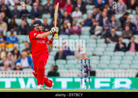 London, UK. 13. Juni 2013.  Englands Ian Bell Batting während der ICC Champions Trophy international Cricket-Match zwischen England und Sri Lanka an The Oval Cricket Ground am 13. Juni 2013 in London, England. (Foto von Mitchell Gunn/ESPA/Alamy Live-Nachrichten Stockfoto