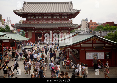 Hozomon und Ehrenhof der Senso-Ji Tempel, Asakusa, Tokio, Japan, mit großen Schar von Touristen Stockfoto