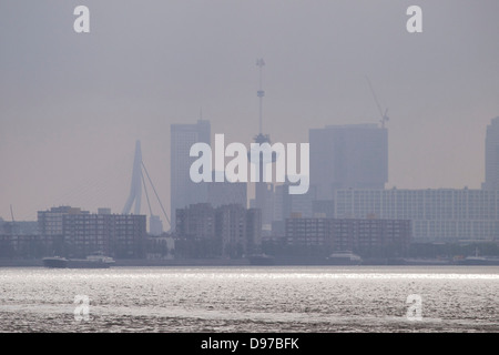 Die berühmte Skyline von Rotterdam Silhouette im Nebel am frühen Morgen mit der Maas im Vordergrund. die Niederlande Stockfoto