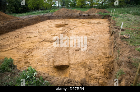 Archäologen entdecken prähistorische Feld Grenze Graben bei den Ausgrabungen auf neues Baugrundstück, Shottisham, Suffolk, England Stockfoto