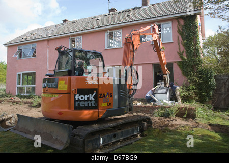 Kran und Arbeiter entfernen Aga Herd aus Haus abgerissen werden soll Shottisham, Suffolk, England Stockfoto