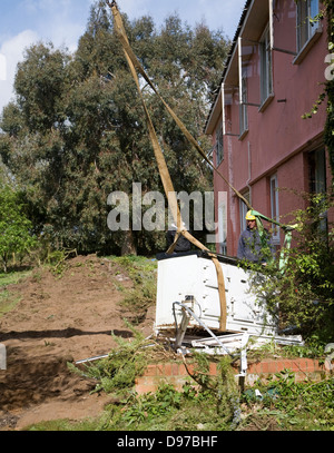 Kran und Arbeiter entfernen Aga Herd aus Haus abgerissen werden soll Shottisham, Suffolk, England Stockfoto