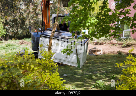 Kran-entfernen von Aga-Herd von Haus abgerissen werden soll Shottisham, Suffolk, England Stockfoto