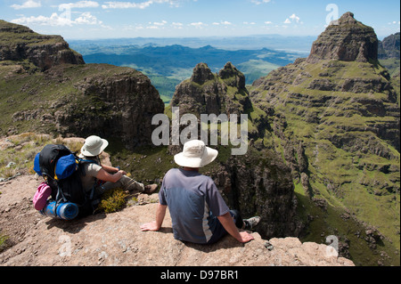 Wanderer auf der Böschung mit Blick auf die Glocke, Ukhahlamba Drakensberg Park, Südafrika Stockfoto