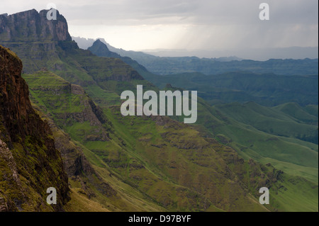 Blick vom Zwillinge Höhle, Ukhahlamba Drakensberg Park, Südafrika Stockfoto