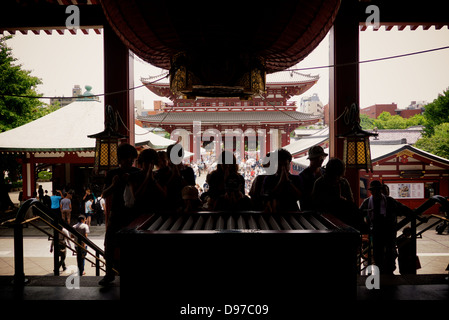 Besucher, die ihre Gebete am Main Hall der Senso-Ji Tempel, Asakusa, Tokio Stockfoto