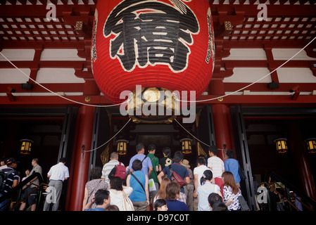 Besucher Schlange stehen bis zu bieten ihre Gebete am Main Hall der Senso-Ji Tempel, Asakusa, Tokio Stockfoto