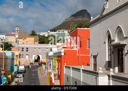 Chiappini Straße mit Löwenkopf im Hintergrund, Bo-Kaap, Kapstadt, Südafrika Stockfoto