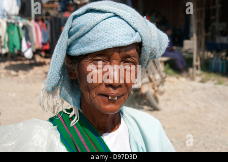 Bildnis einer alten Frau tragen blaue Handtuch Kopfschmuck in einem Markt, Myanmar (Burma) Stockfoto