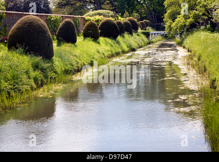 Wasser in den Wassergraben und einem Garten in Helmingham Hall, Suffolk, England Stockfoto