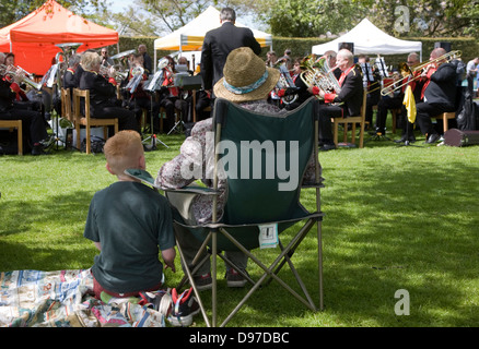 Menschen beobachten ein Trommler-und Pfeiferkorps während eines Landes führen fair, Helmingham Hall, Suffolk, England Stockfoto