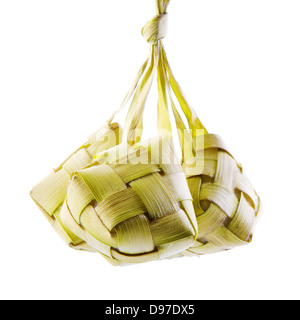 Ketupat oder verpackten Reis Knödel. Traditionelle malaiische Ramadan Essen. Beliebte Malaysische Nahrung isoliert auf weißem Hintergrund. Stockfoto