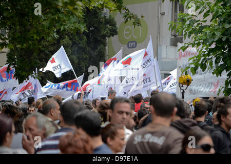 Athen, Griechenland, 13. Juni 2013. Gewerkschaften gehen auf einen Generalstreik, über Colsure von den staatlichen Rundfunk ERT zu protestieren. Mehr als 10.000 Menschen versammelten sich außerhalb ERT Hauptquartier. Bildnachweis: Nikolas Georgiou / Alamy Live News Stockfoto