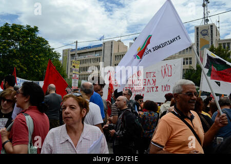 Athen, Griechenland, 13. Juni 2013. Gewerkschaften gehen auf einen Generalstreik, über Colsure von den staatlichen Rundfunk ERT zu protestieren. Mehr als 10.000 Menschen versammelten sich außerhalb ERT Hauptquartier. Bildnachweis: Nikolas Georgiou / Alamy Live News Stockfoto