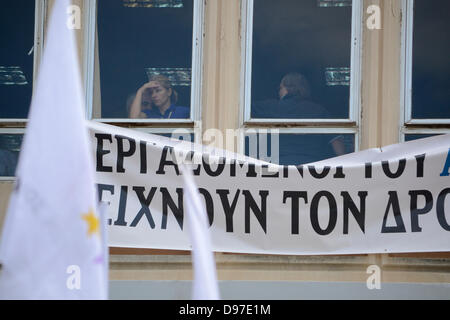 Athen, Griechenland, 13. Juni 2013. Gewerkschaften gehen auf einen Generalstreik, über Colsure von den staatlichen Rundfunk ERT zu protestieren. Mehr als 10.000 Menschen versammelten sich außerhalb ERT Hauptquartier. Bildnachweis: Nikolas Georgiou / Alamy Live News Stockfoto