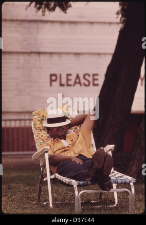 Schwarzer Mann genießen ein Nickerchen auf einer Chaiselongue auf Chicagos Südseite, 08/1973 Stockfoto