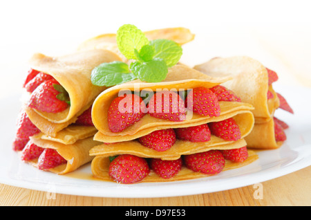 Erdbeere Crêpe oder Pfannkuchen mit Ahornsirup im Inneren. Stockfoto