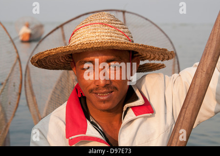 Porträt eines jungen Intha Fischers mit Konus net hinter am Inle See Myanmar (Burma) Stockfoto