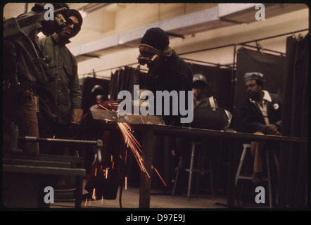 Schwarzen Studenten Schweißer Arbeit In einer Werkstatt-Kurs gelehrt in Chicago Möglichkeiten Industrialisierung Mitte, 10/1973 Stockfoto