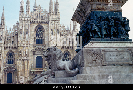 Duomo di Milano (Mailand Kathedrale) mit dem Vittorio Emanuele II (Lion und Soldaten) Statue im Vordergrund. Cathedral Square, Mailand, Italien, Europa. Stockfoto